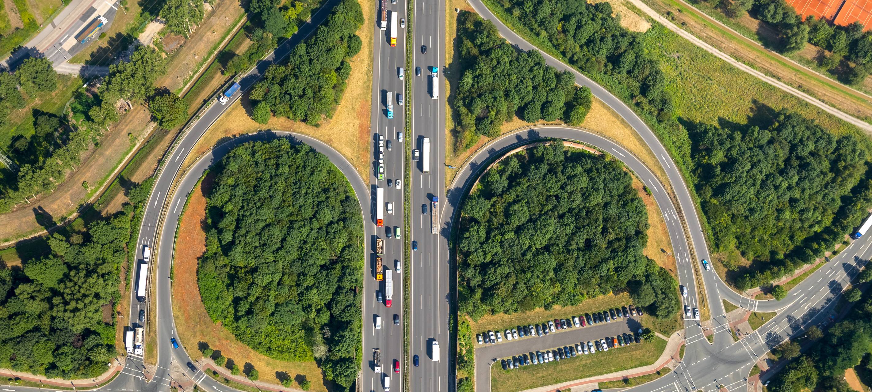 Staustufe rot vor zwei Autobahnkreuzen