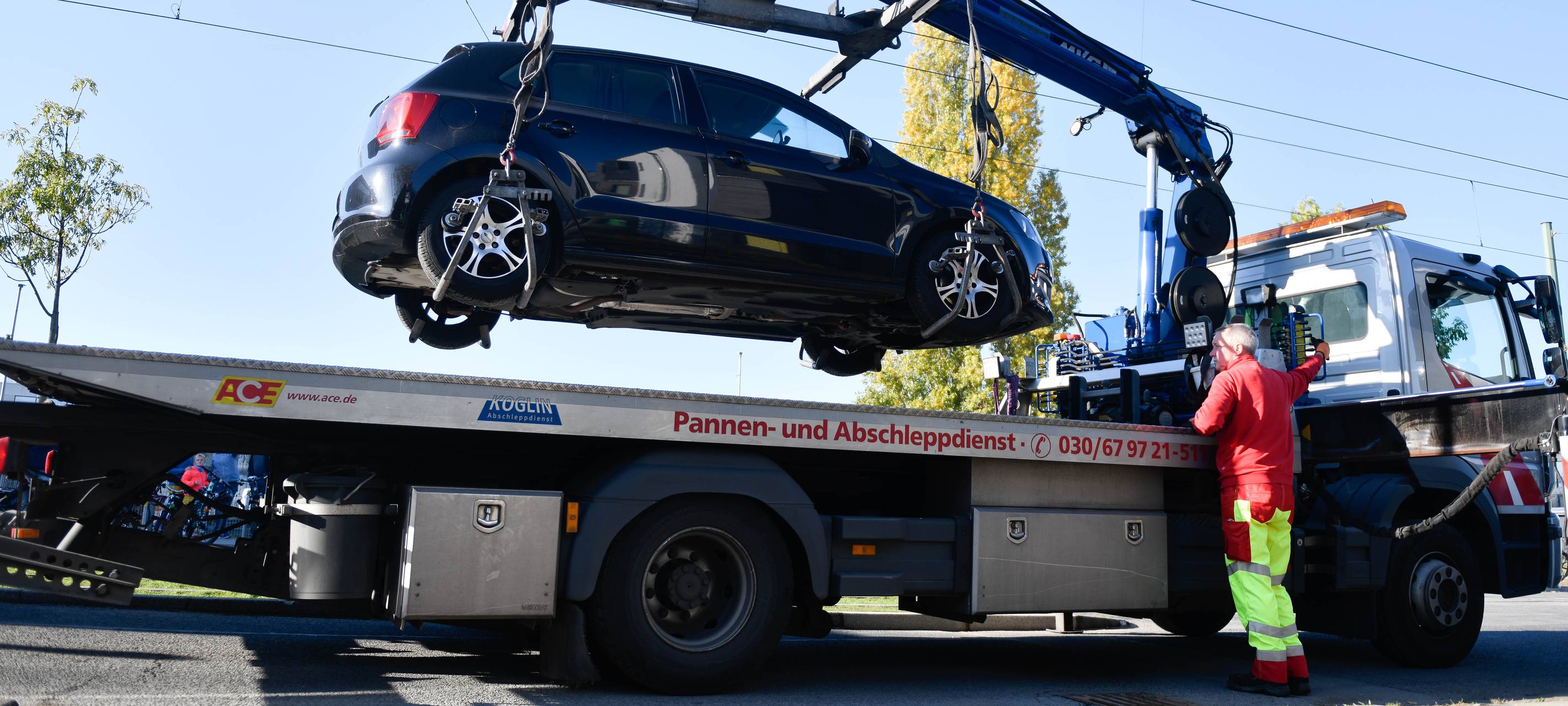 Straßenreinigung - Abschleppdienste haben gut zu tun