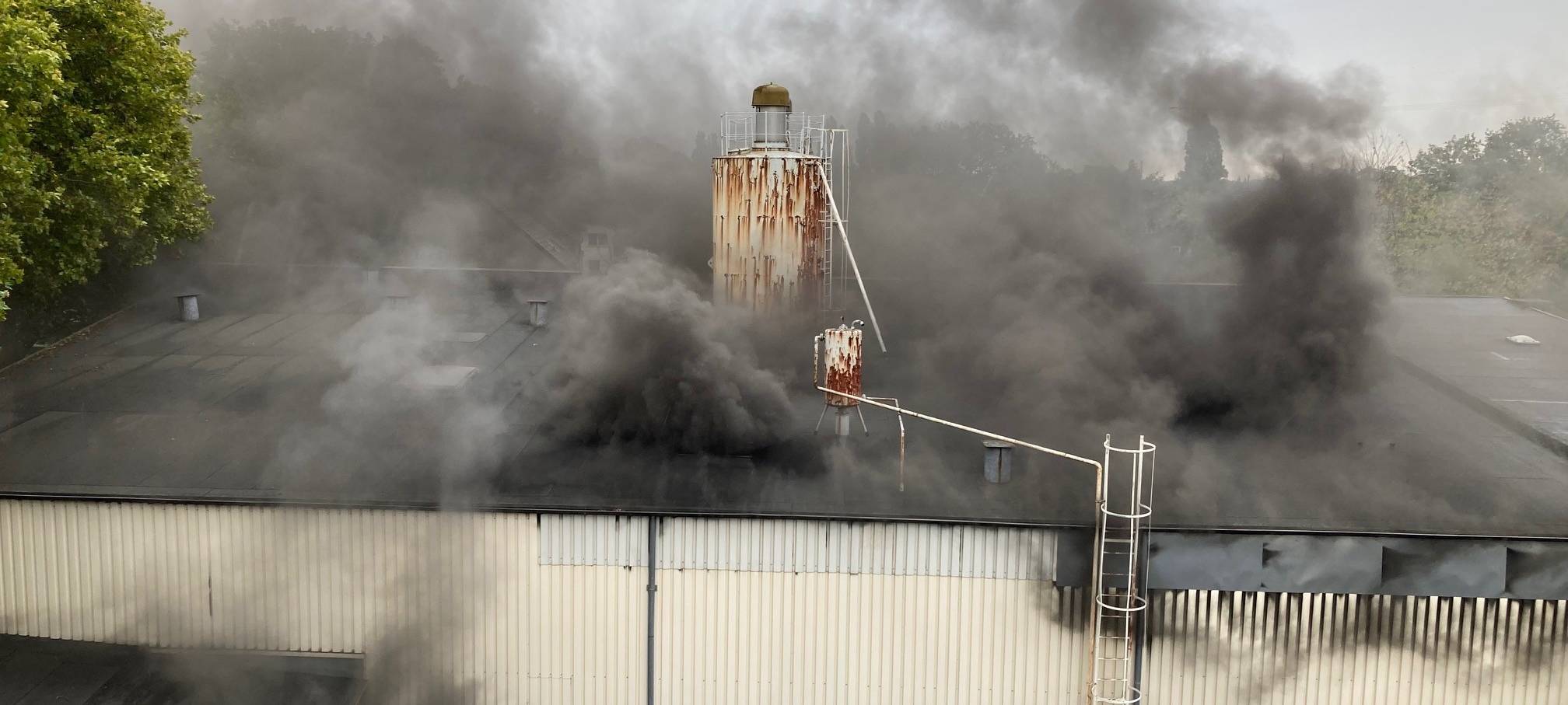 Feuer in Gewerbehalle in Lirich
