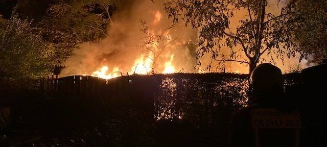 Gartenlaube in Flammen