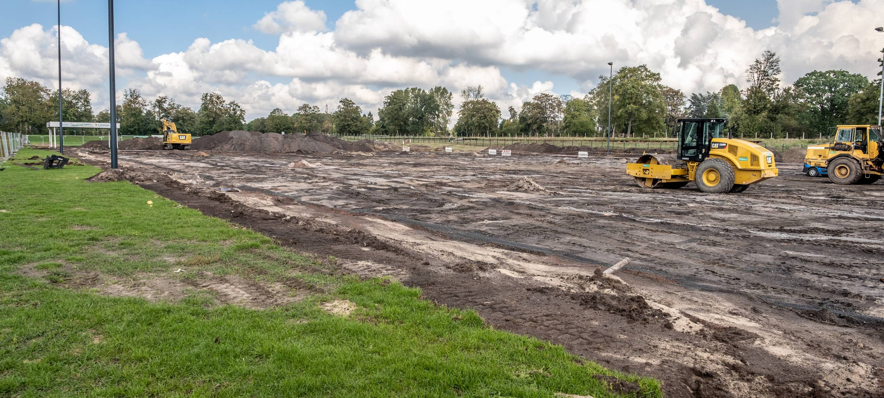 Symbolischer Spatenstich: Umbau der Sportanlage Holten gestartet