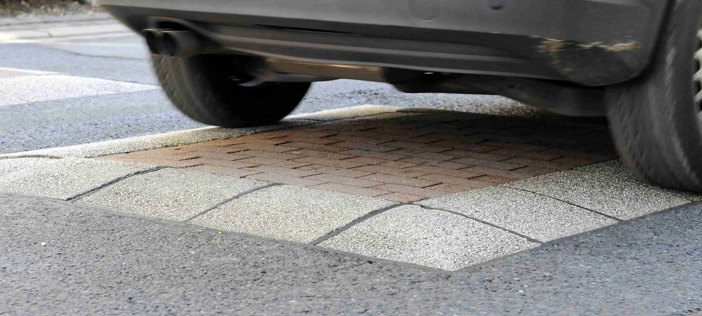 Sichere Straße durch Berliner Kissen vor Gymnasium
