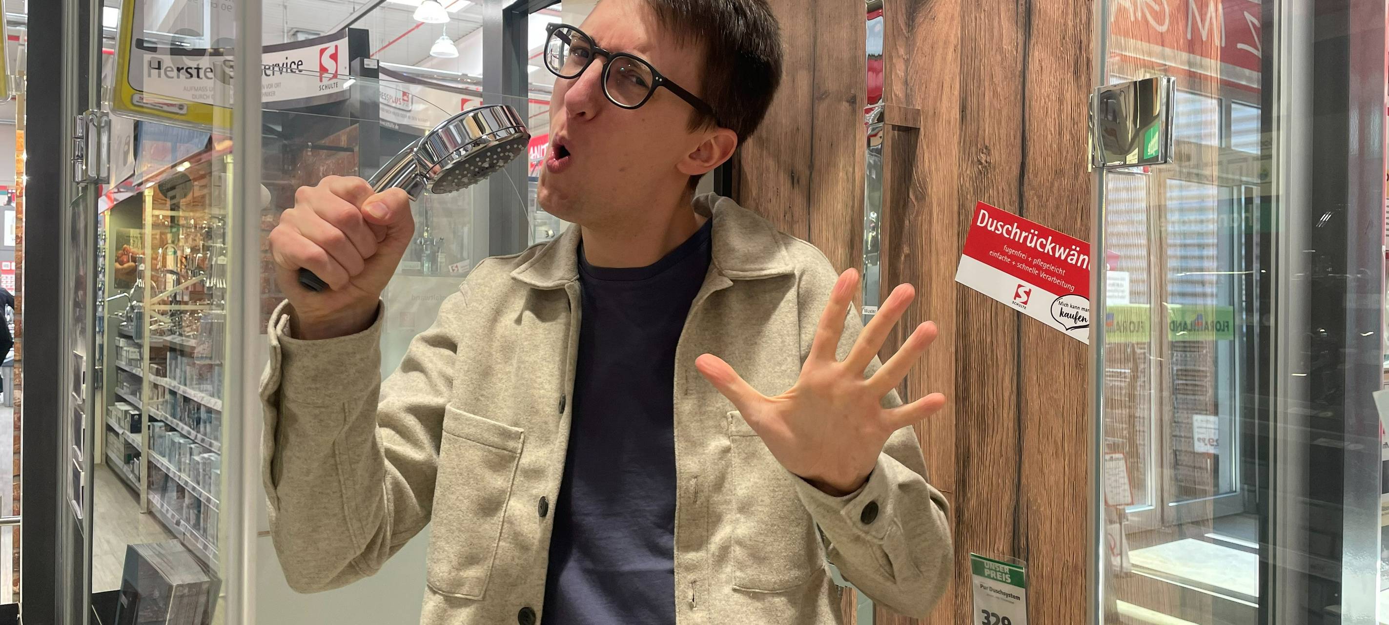 Henning Barth unter der Dusche