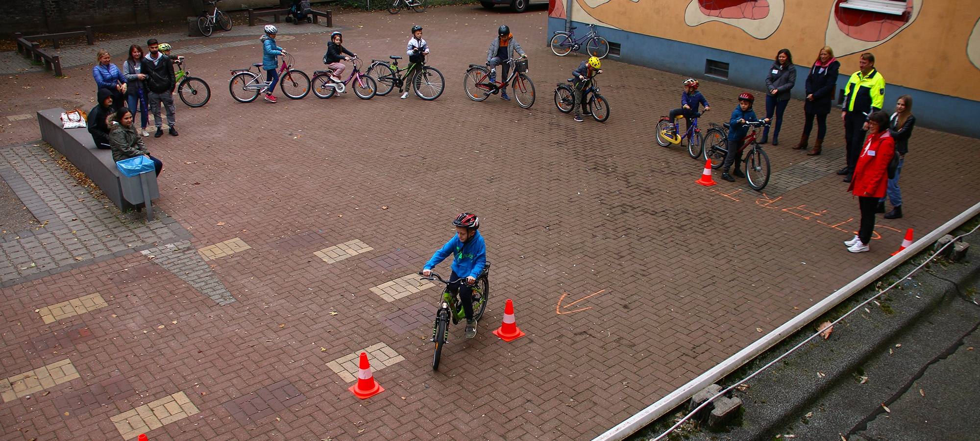 Flüchtlingskinder trainieren Radfahren
