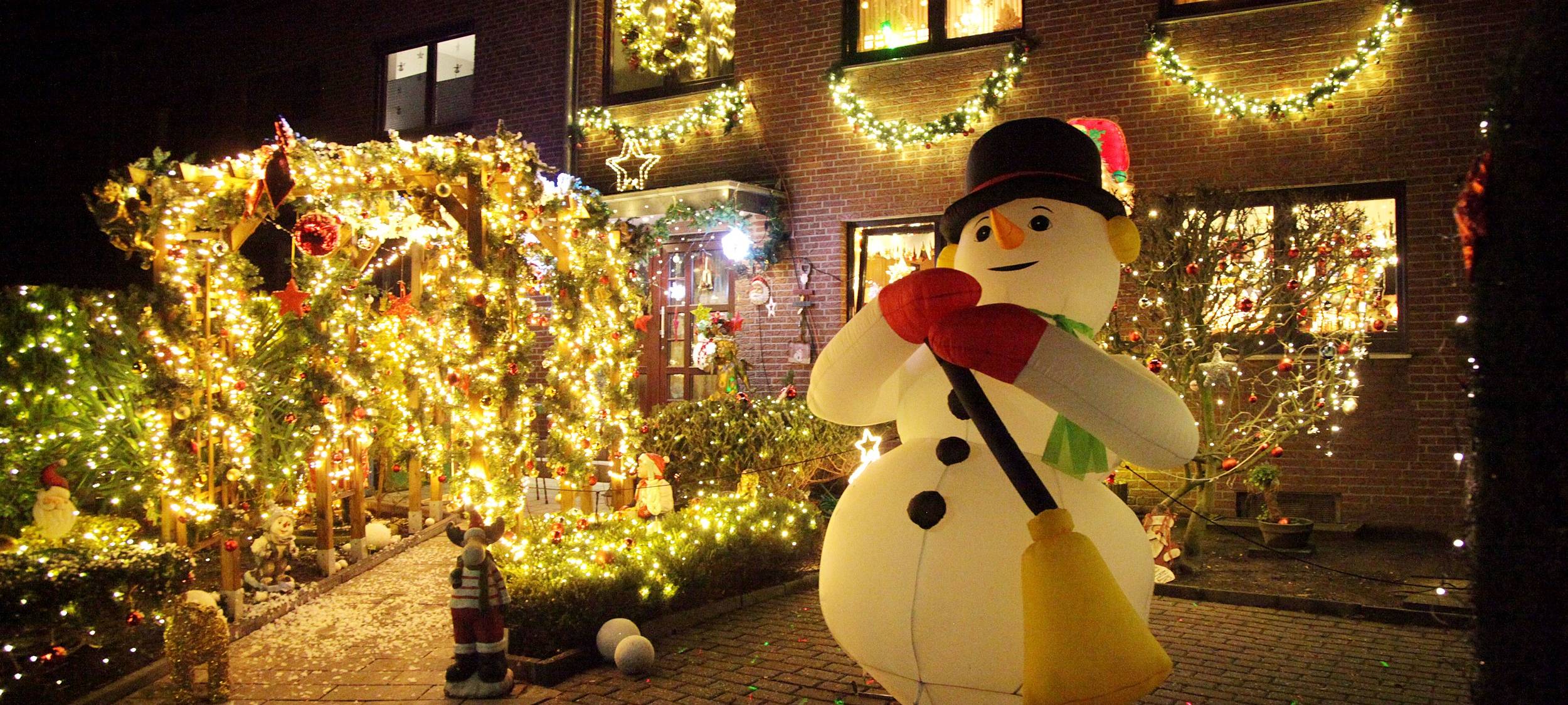 Weihnachtshaus mit noch mehr Lichtern