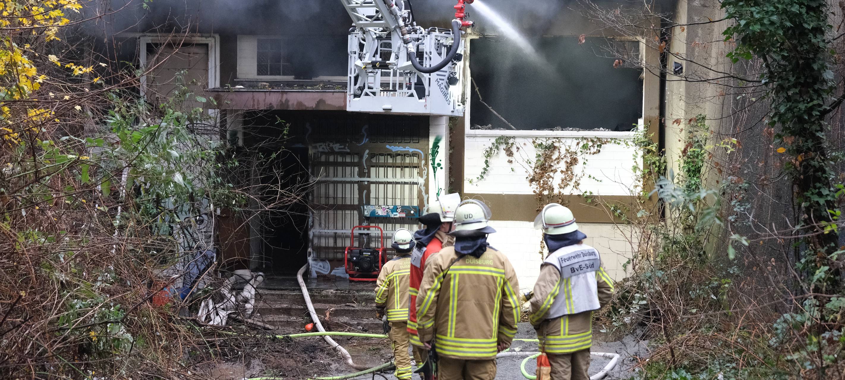 Komplizierte Löscharbeiten für Feuerwehr