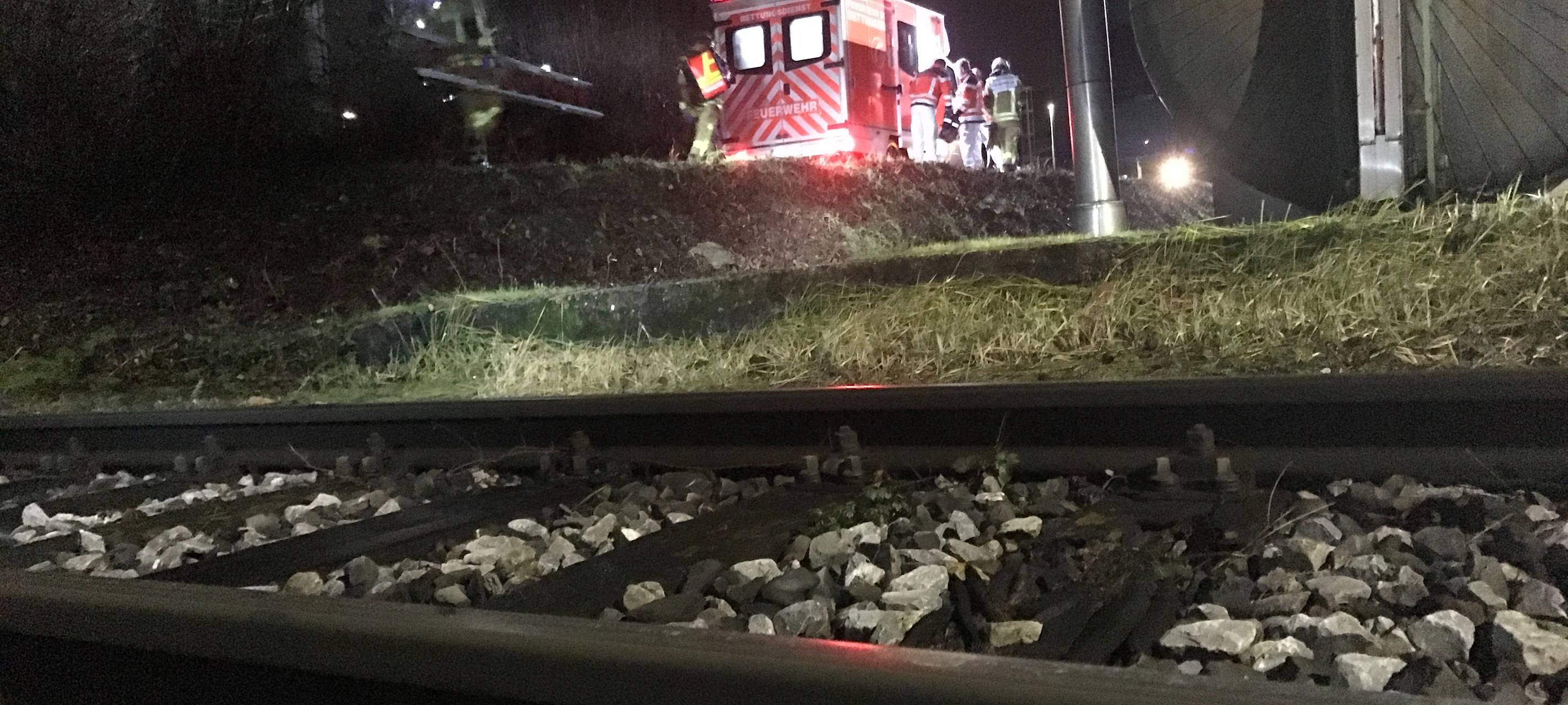 Von Güterzug angefahren: Mann überlebt