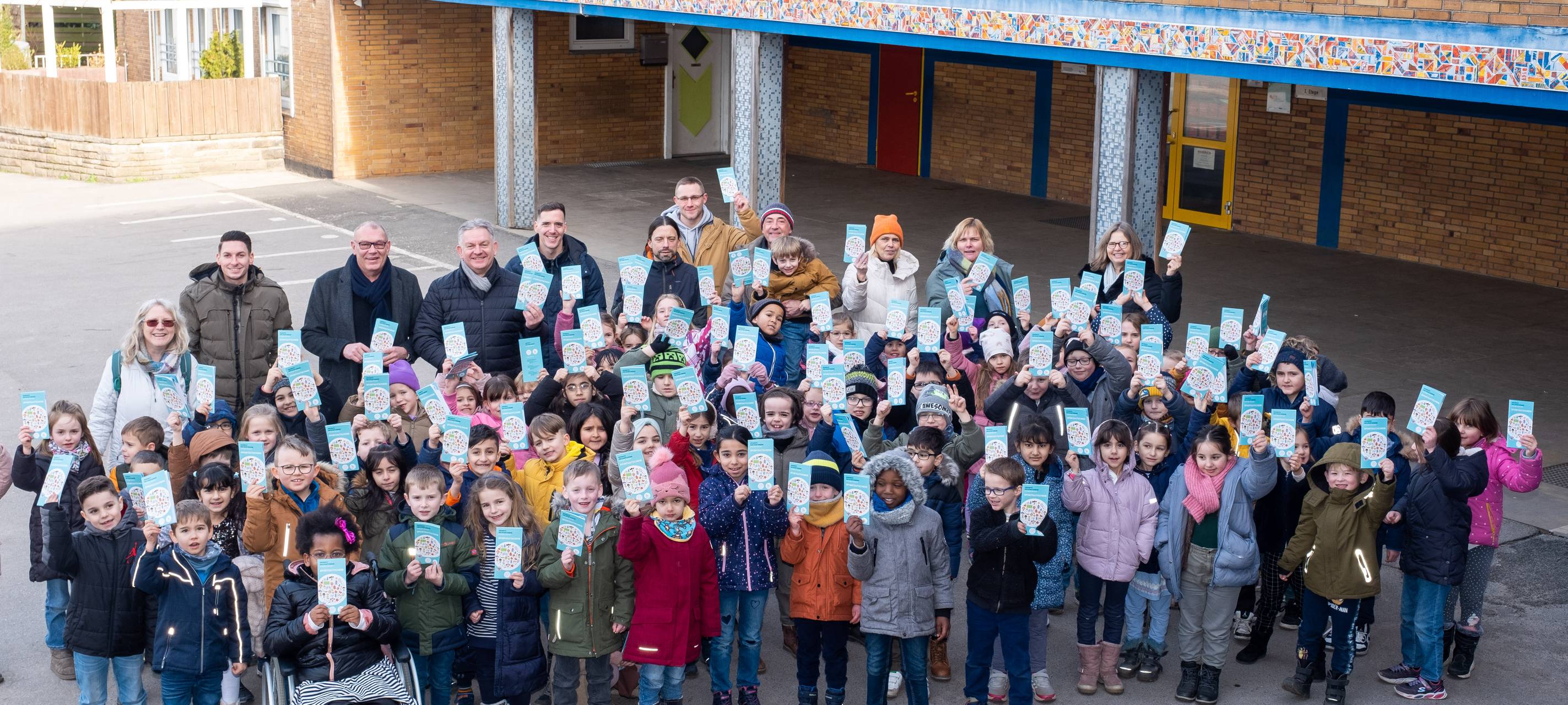 Sportgutscheine für alle 2066 Erstklässler überreicht