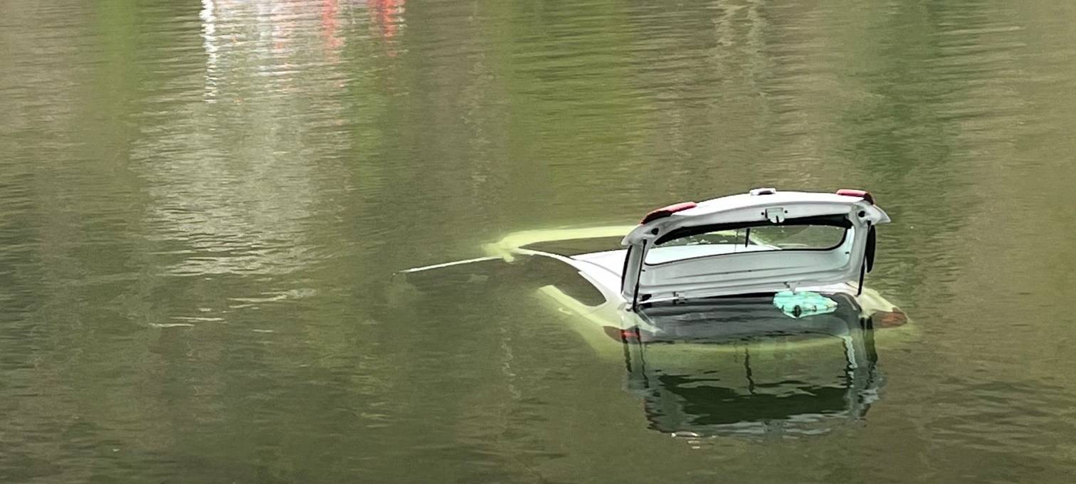 Frau steuert Auto in Ruhr