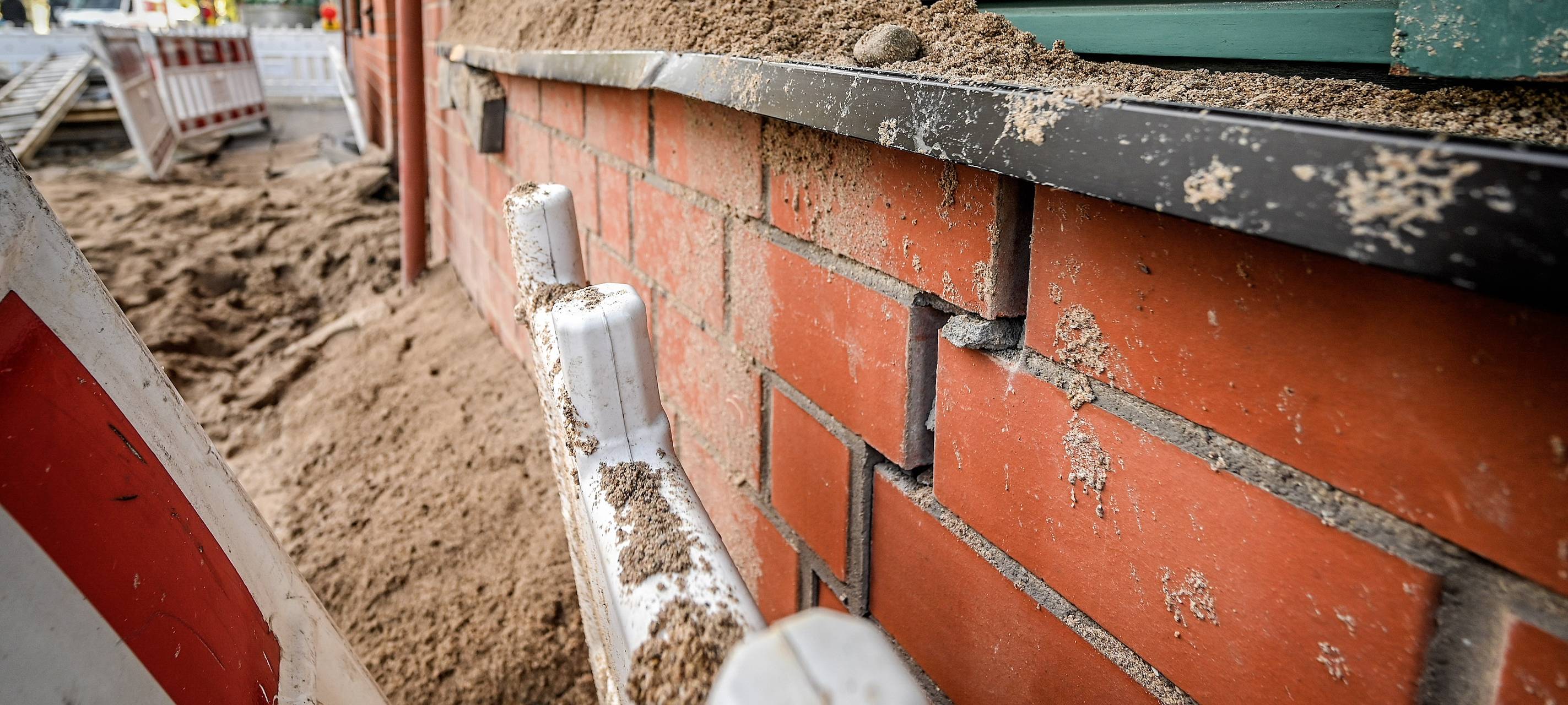 Häuser durch Bombensprengung beschädigt