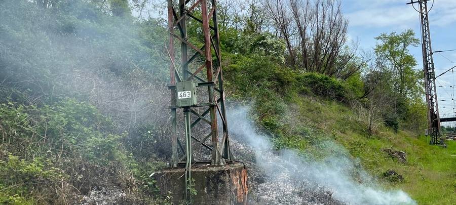 Brennende Böschung gelöscht