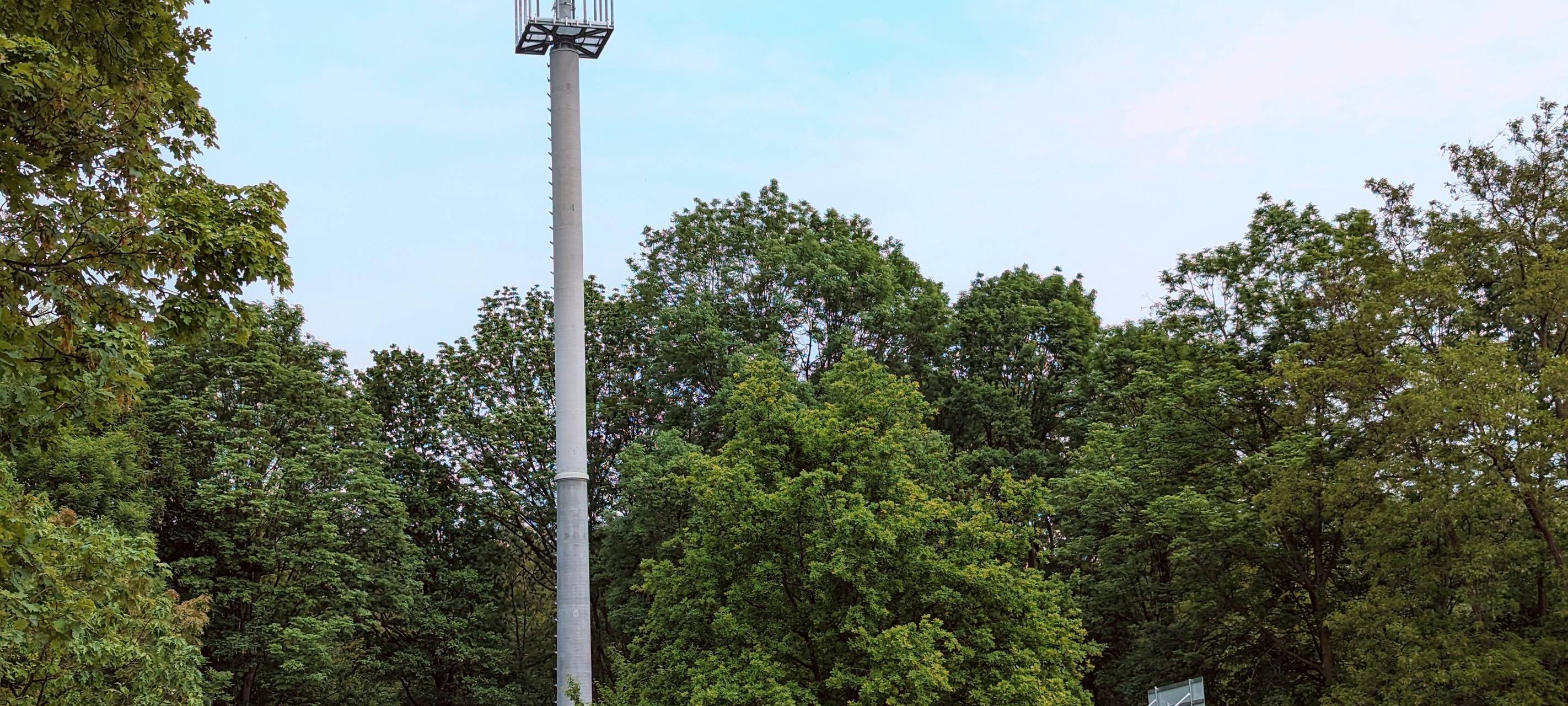 Neuer Mast für Handynetze am Revierpark