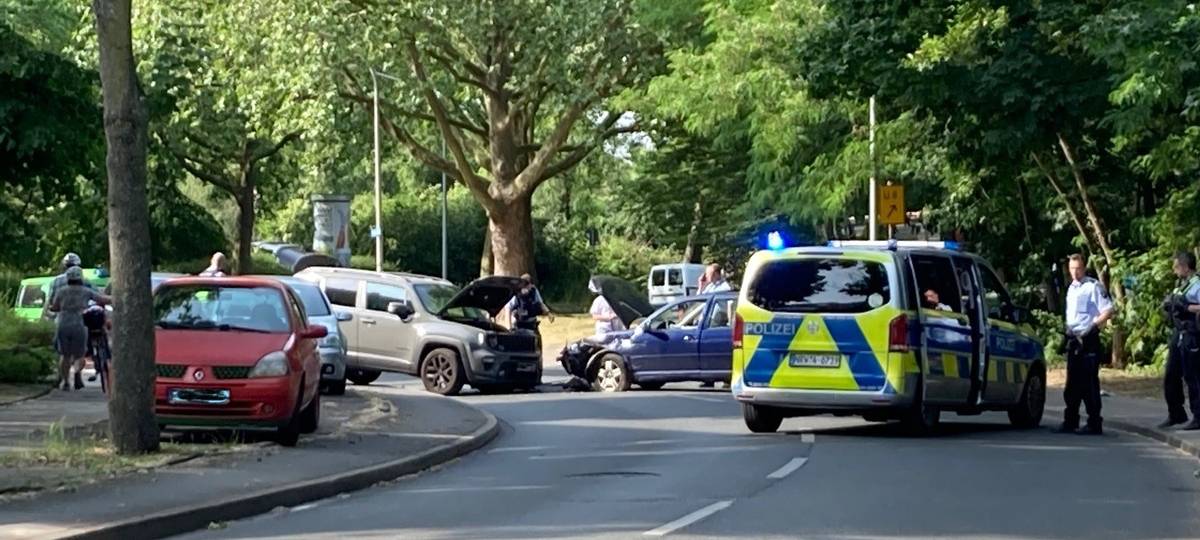 Autos frontal zusammengeprallt