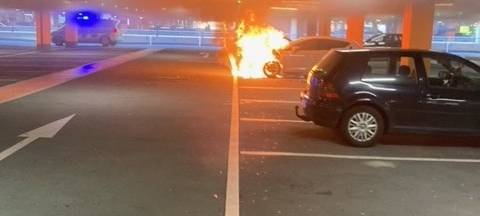 Brennendes Auto im CentrO-Parkhaus