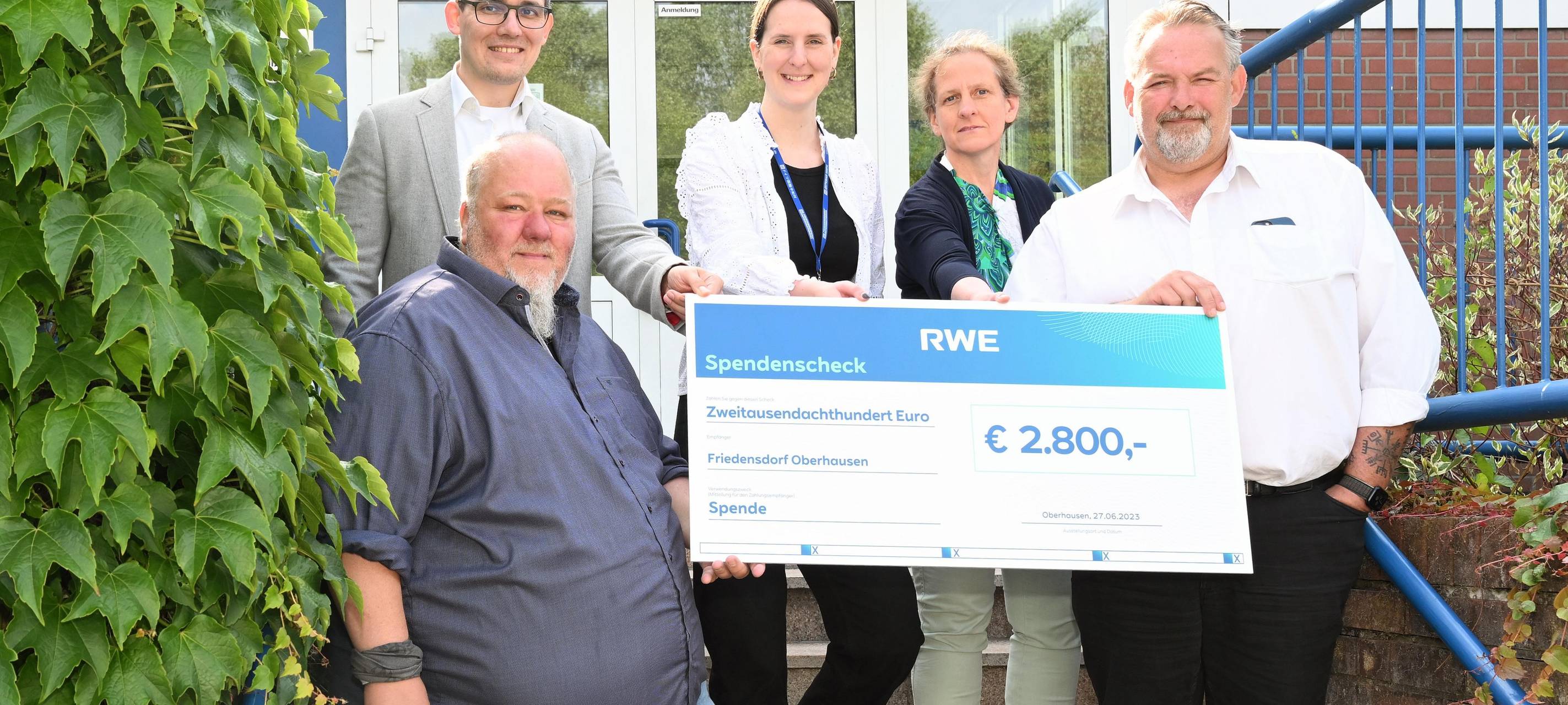 RWE-Mitarbeiter unterstützen Friedensdorf