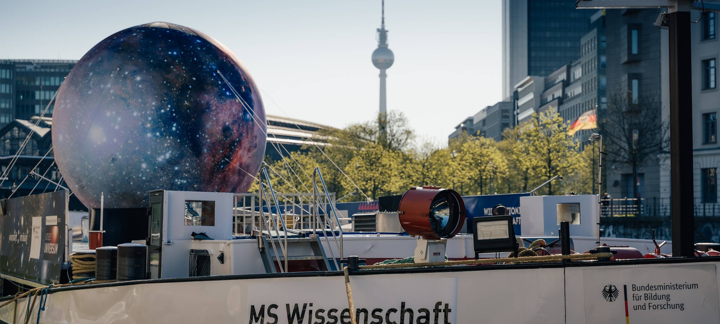 Schwimmendes Science Center wieder am Kaisergarten