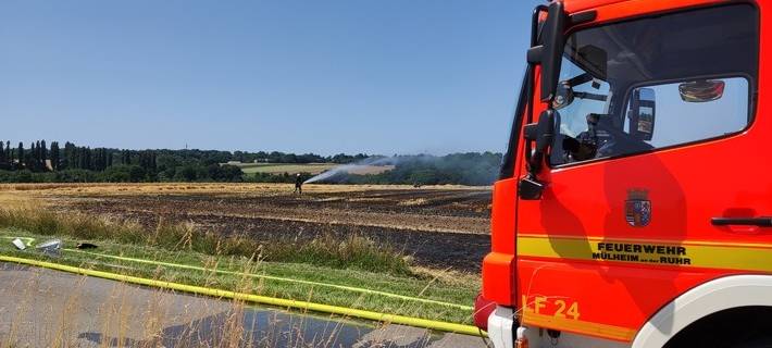 Landwirte helfen Feuerwehr bei Feldbrand