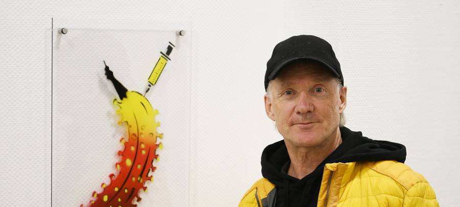 Künstler sprayt Banane an Gasometer