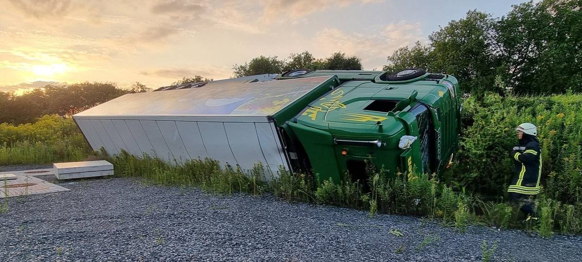 A42 - Lastwagen stürzt Böschung herab