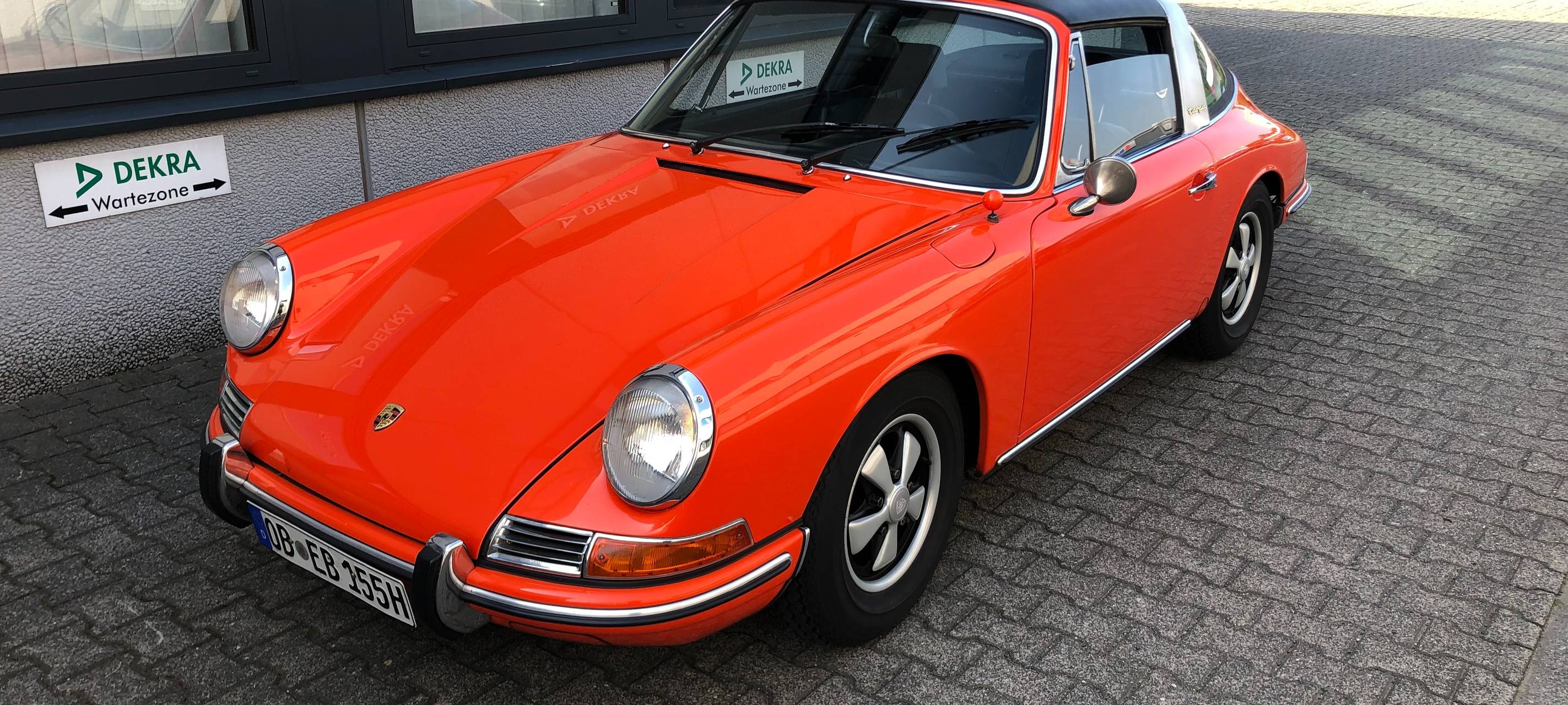 Orangener Porsche aus Tiefgarage geklaut