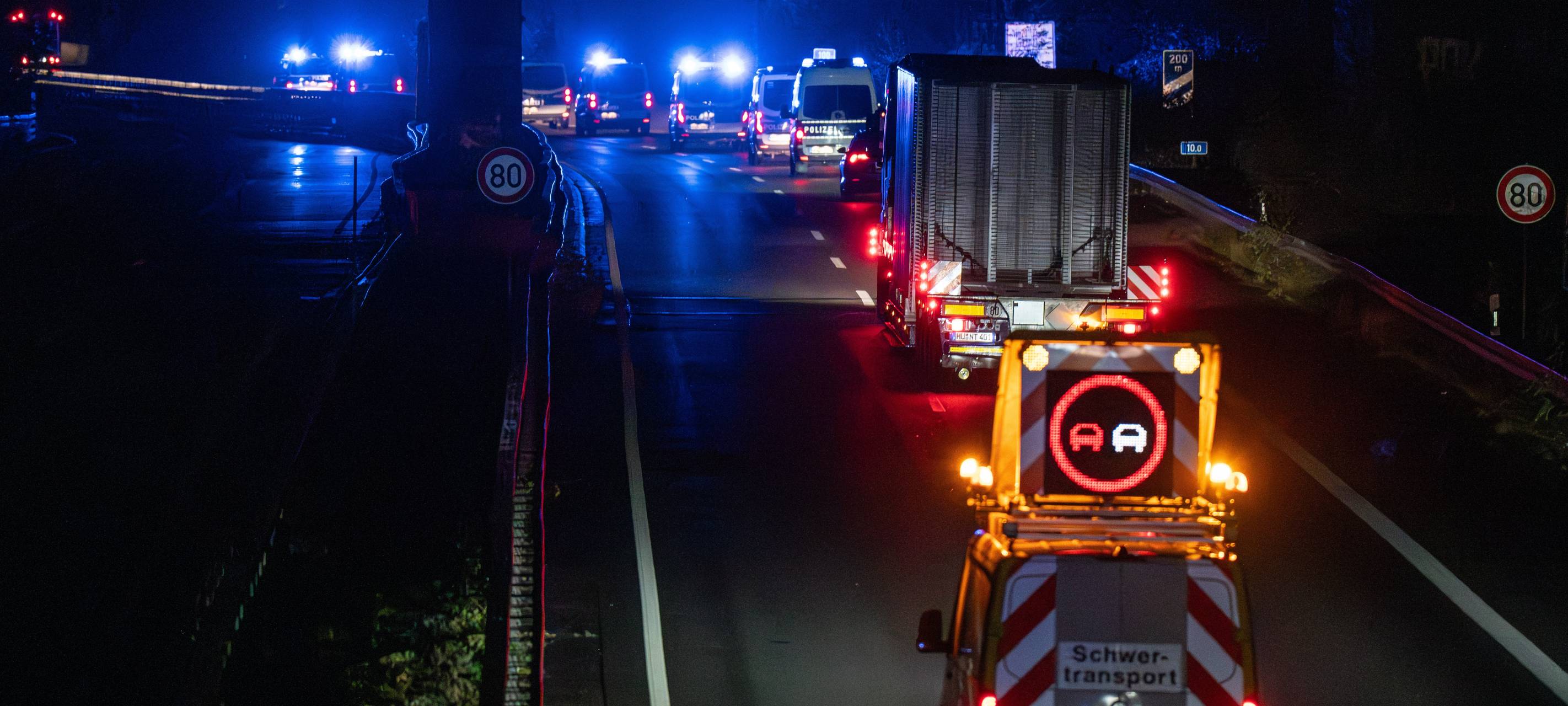 Castor-Probetransport rollt über A2 bei Oberhausen
