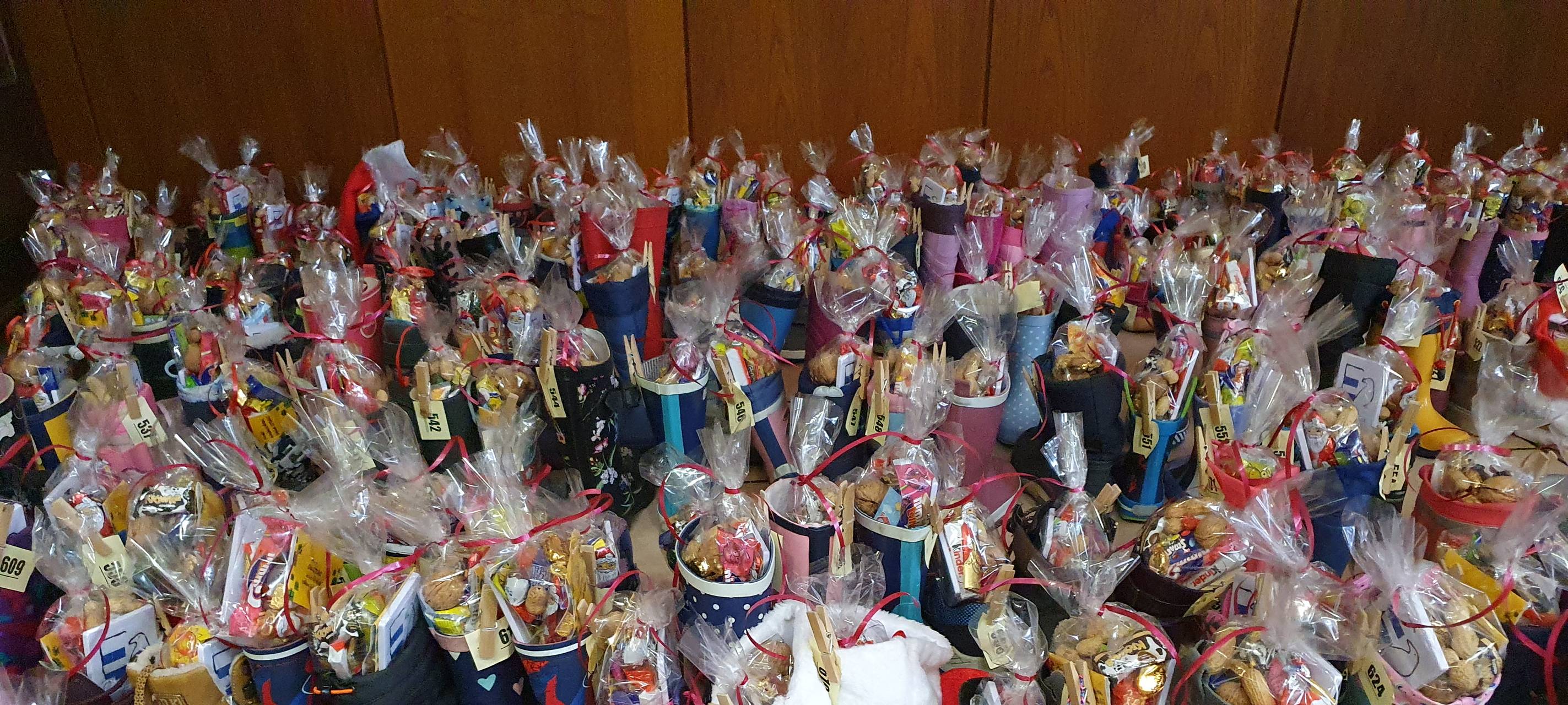 Geschäfte füllen Nikolausstiefel von Kindern