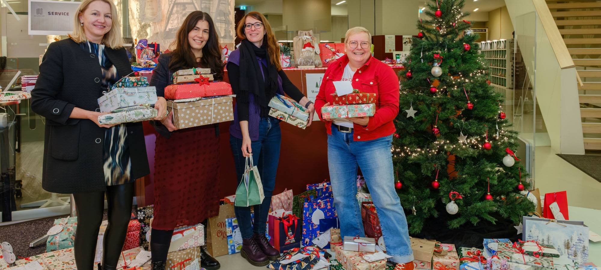 Geschenke von Wunschbaumaktion übergeben