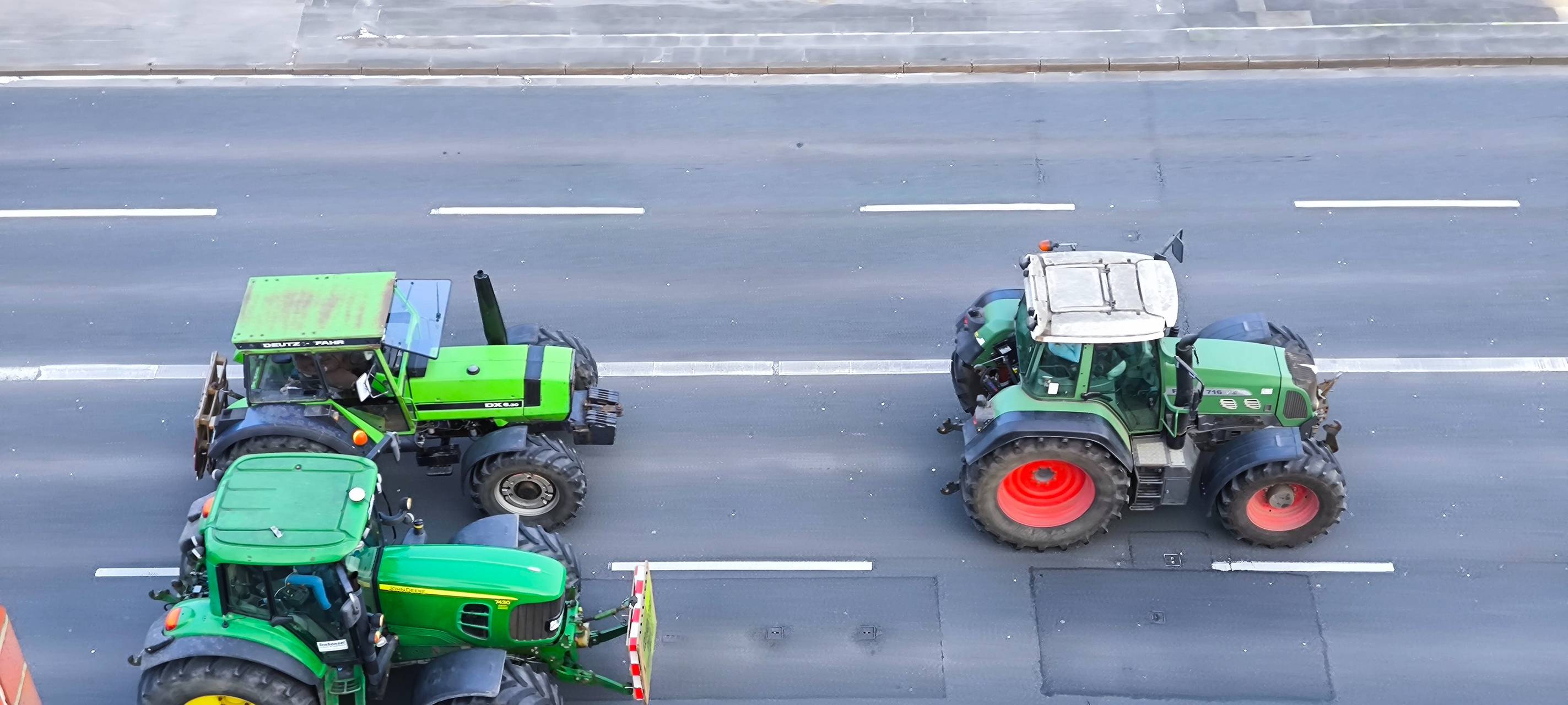 Treckerdemos sorgen für Verkehrsprobleme