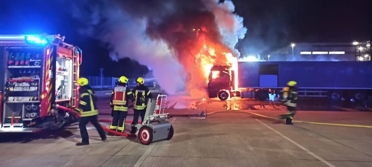 Feuerwehr löscht brennende Lastwagen
