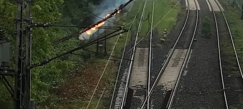 Baum in Flammen - Bahnstrecke gesperrt