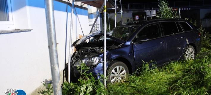 Auto kracht in Hauswand: Vier Schwerverletzte