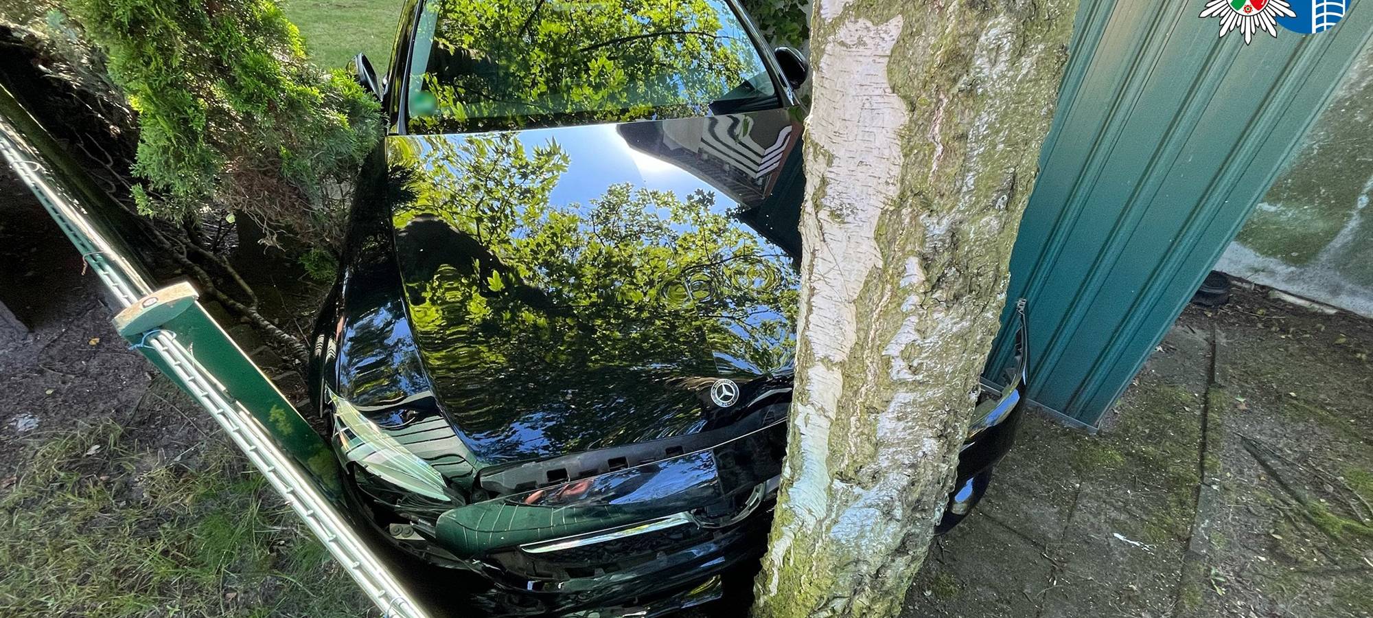 Mercedesfahrer auf Drogen kracht in Vorgarten