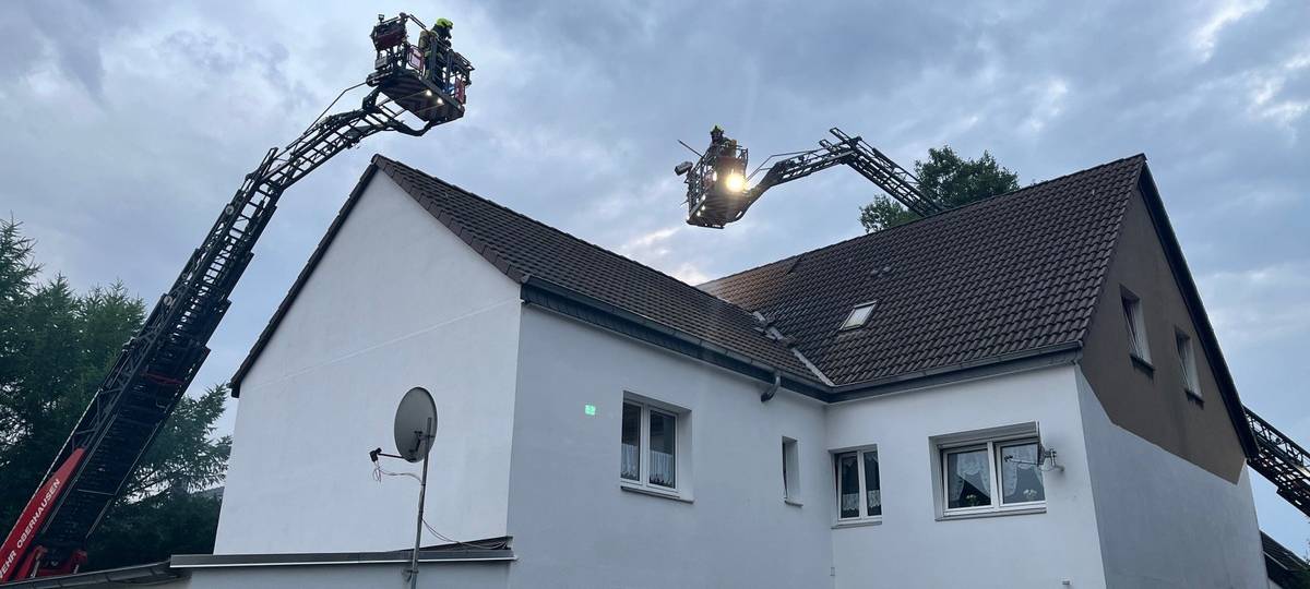 Dach brennt nach Blitzschlag