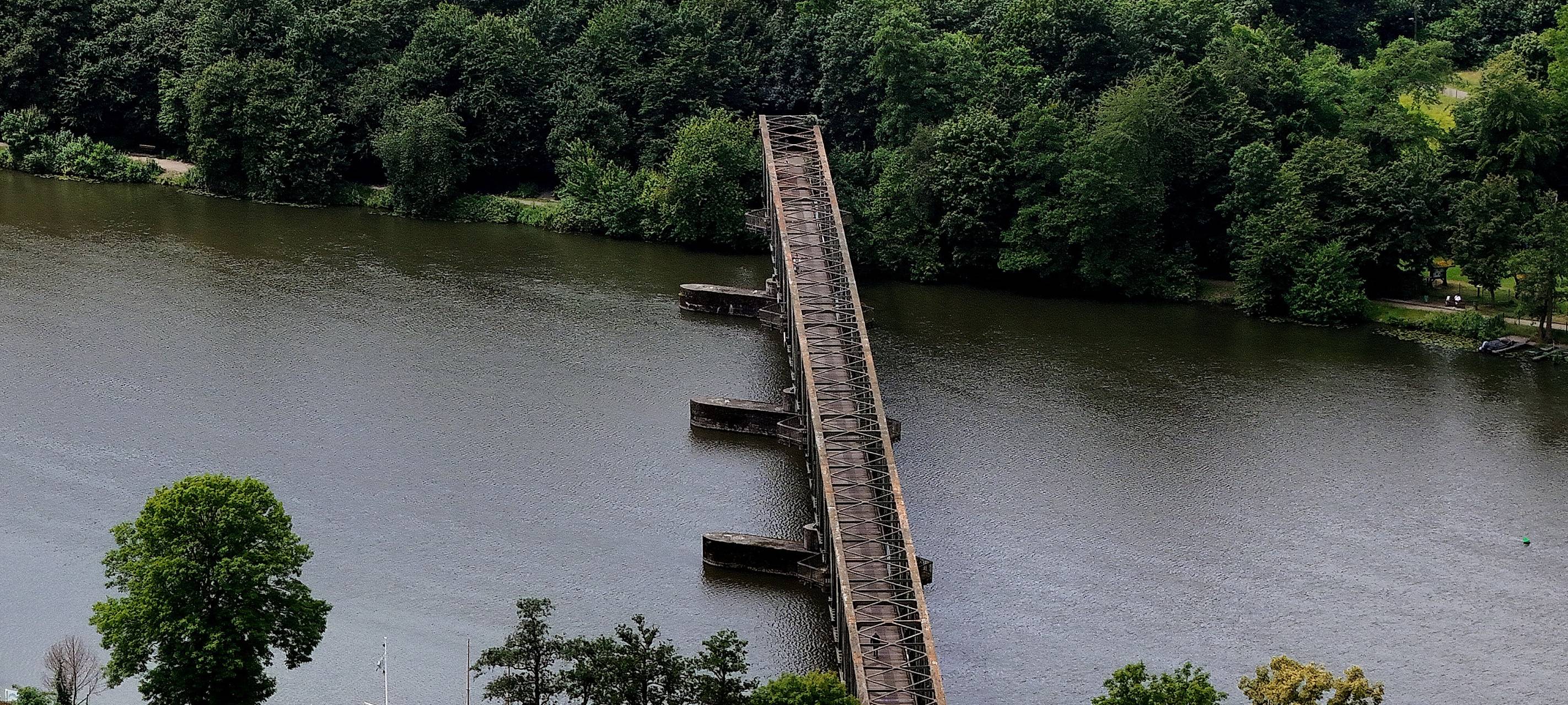 Gefährliche Brückensprünge ins Wasser