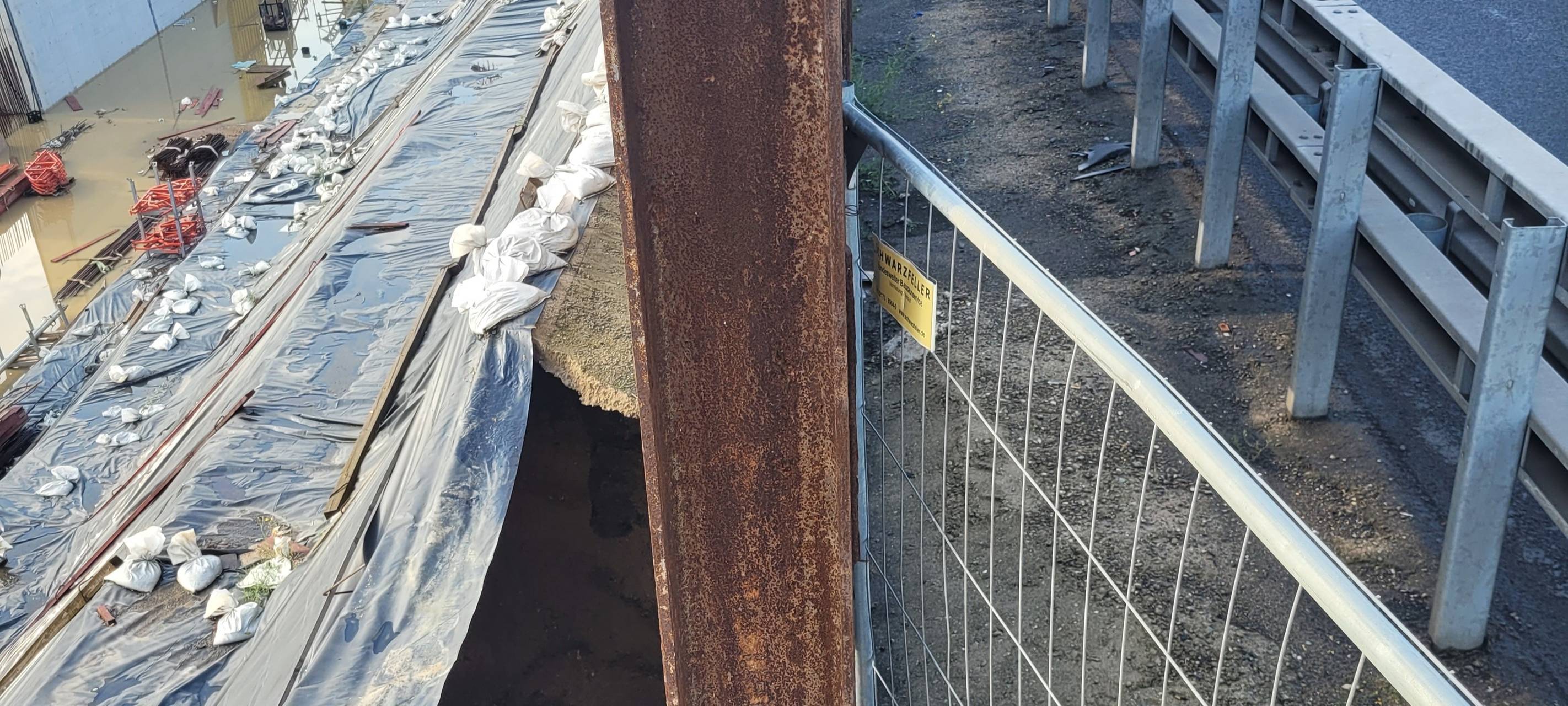 UPDATE: Unwetter unterspült Böschung im Kreuz Kaiserberg