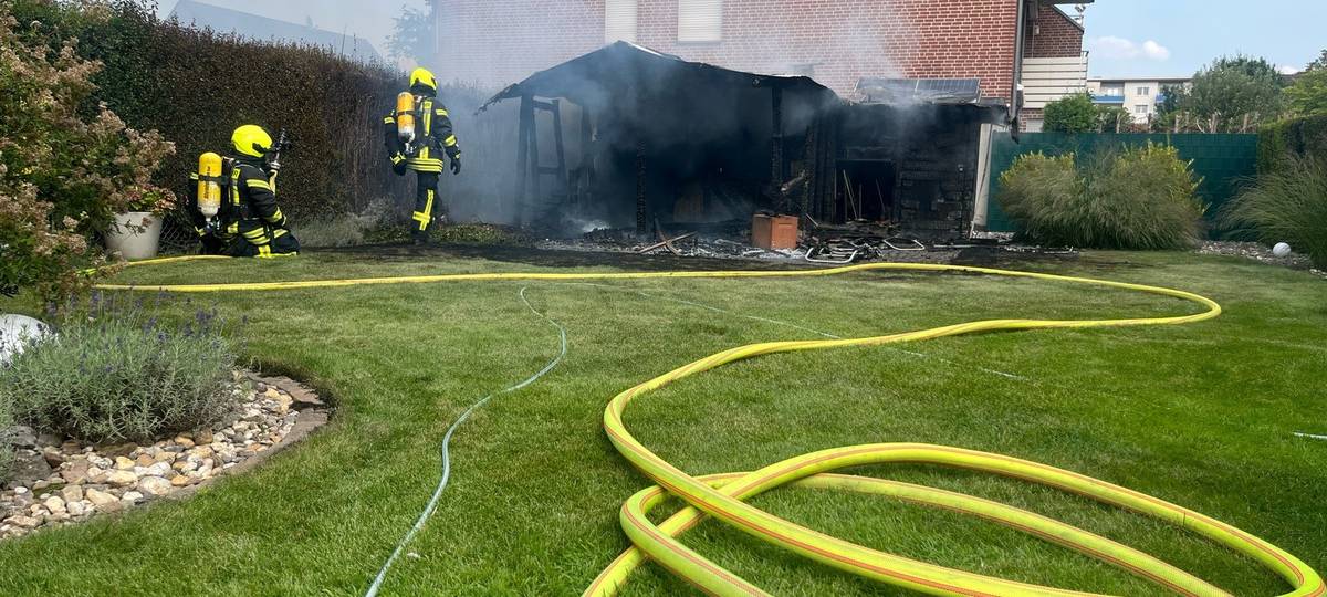 Gartenlaube in Flammen aufgegangen
