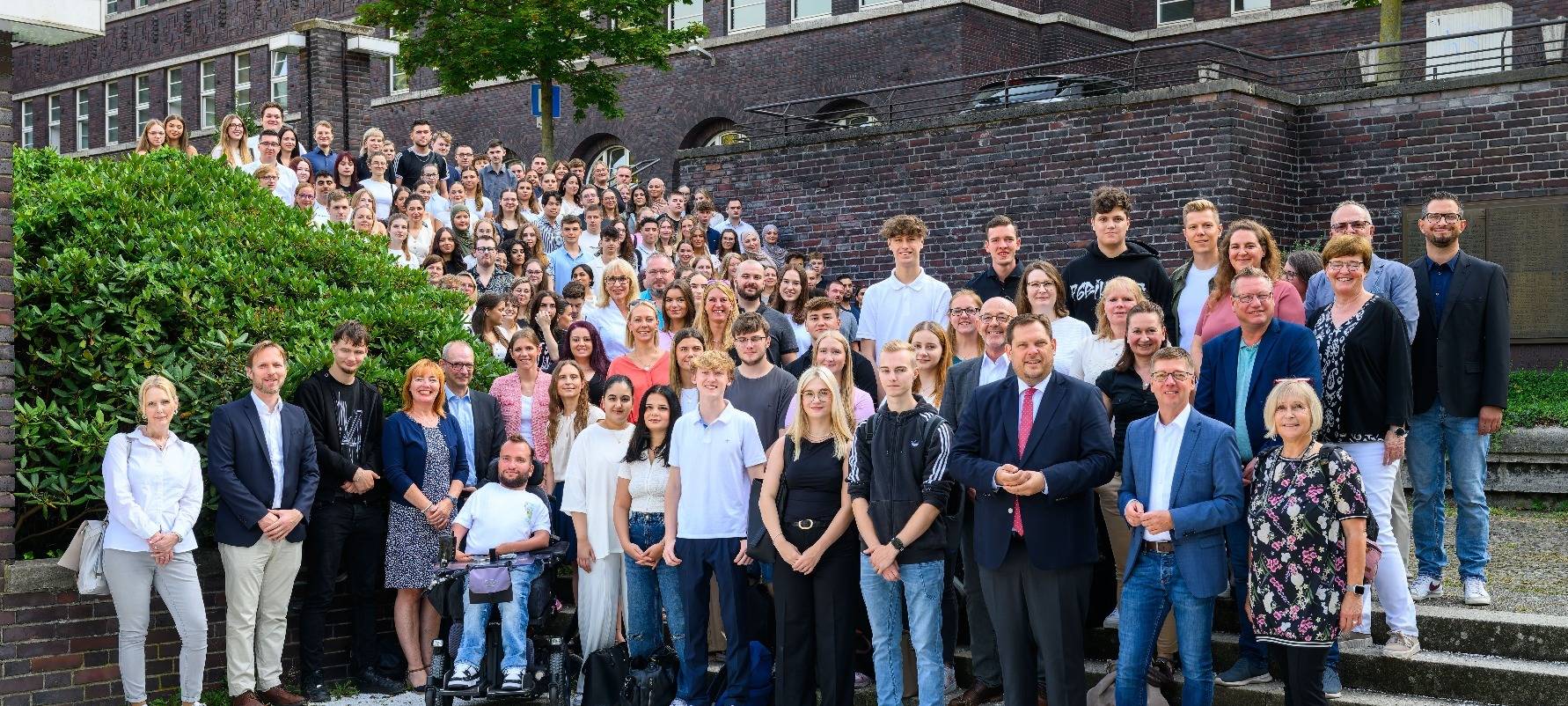 Stadt begrüßt 128 Nachwuchskräfte