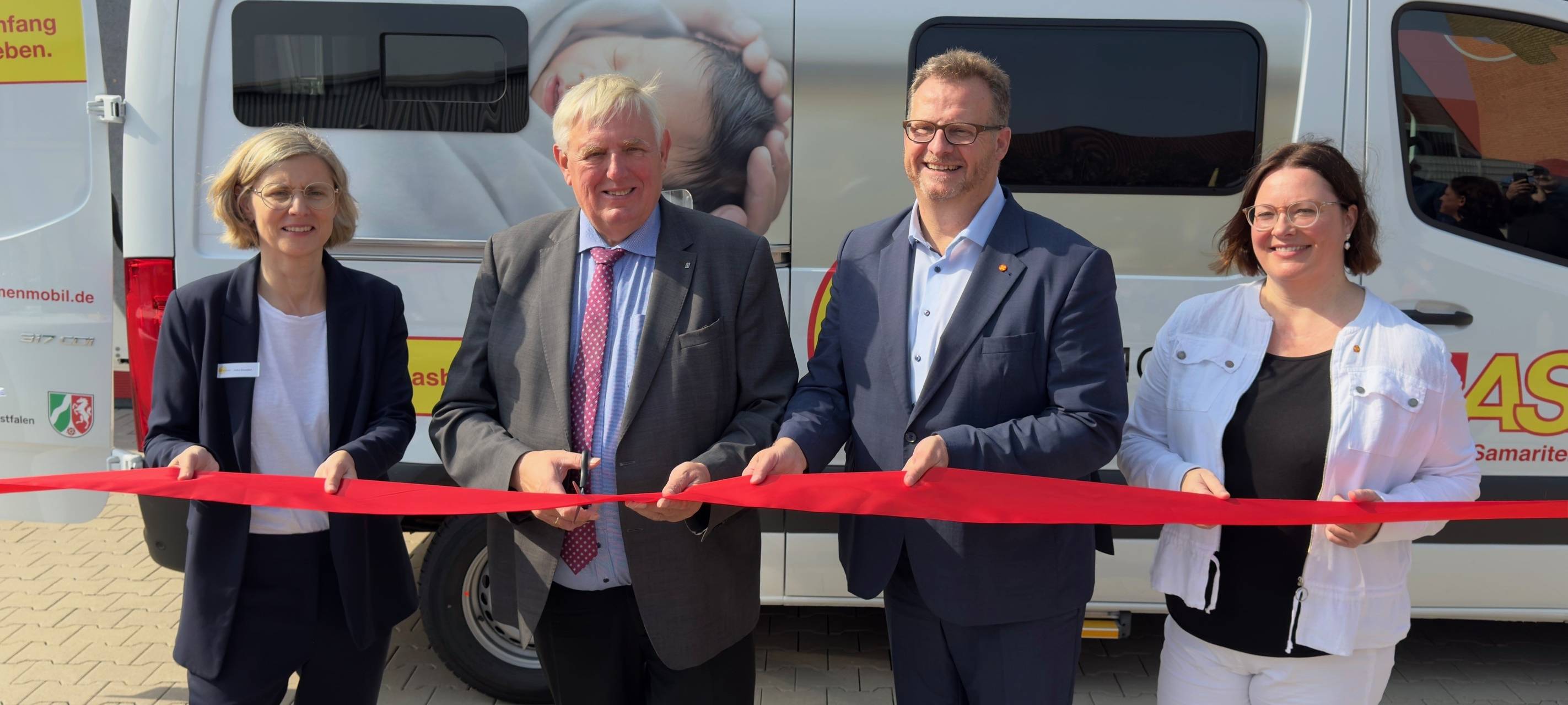 ASB weiht neues Hebammenmobil ein