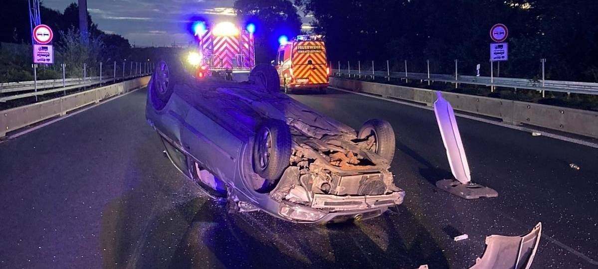 Auto überschlägt sich - Langer Stau auf A42