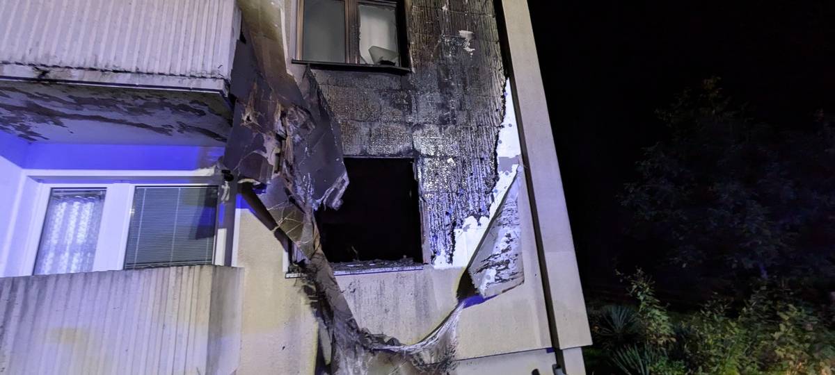 Feuerwehr löscht Wohnungsbrand