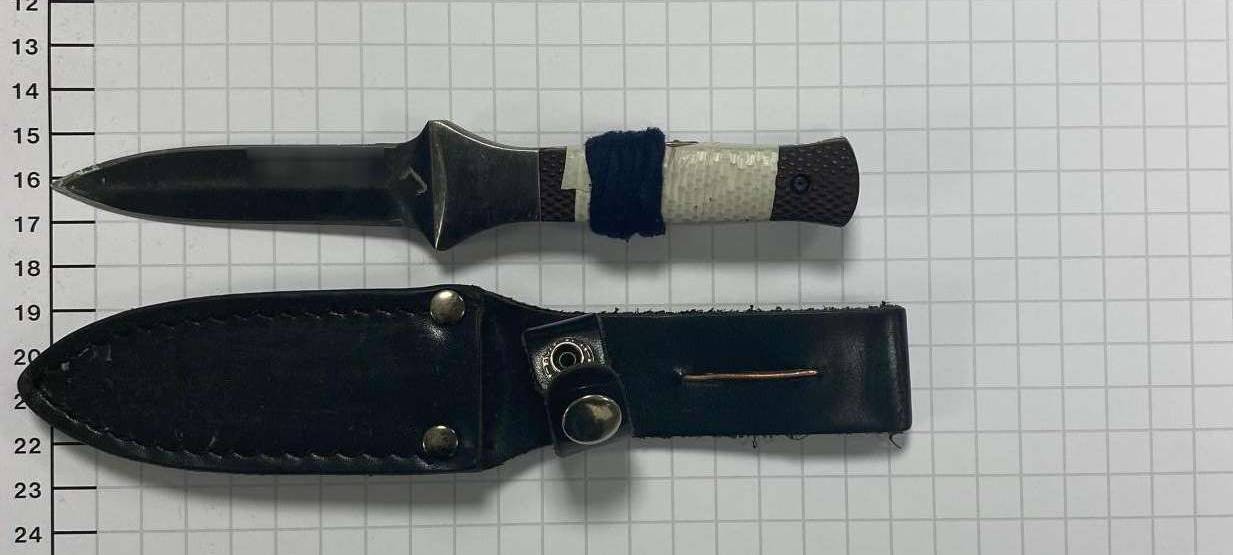 Polizisten nehmen Oberhausener Dolch ab