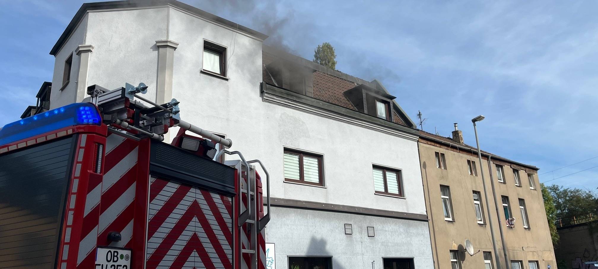 Retter betreuen Bettlägerige während Küchenbrand
