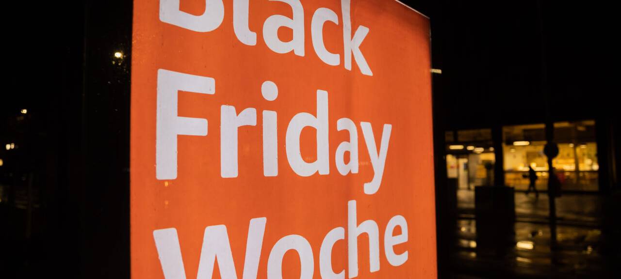 Die Black-Friday-Reklame eines Online-Versandhändlers an der Bundesallee.