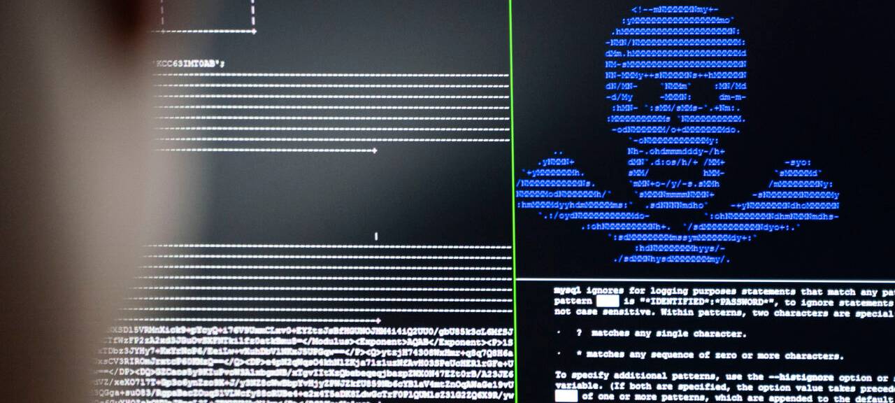 Die Cyberkriminalität erklärt am Symbolbild mit einem Computer, auf dem ein Totenkopf erscheint