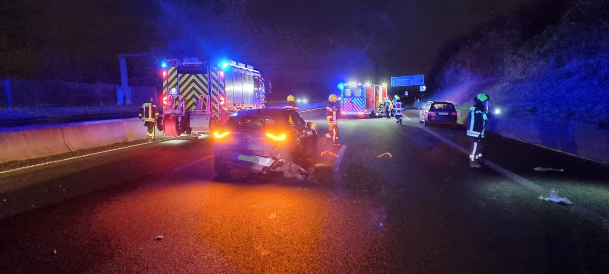 Vollsperrung: Mehrere Autos auf A3 zusammengekracht