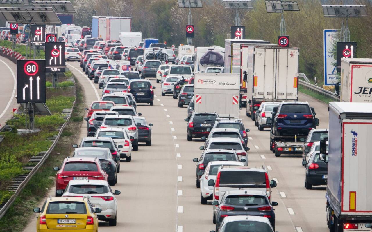 Autos stehen auf der Autobahn im Stau. Grund dafür ist eine Baustelle.
