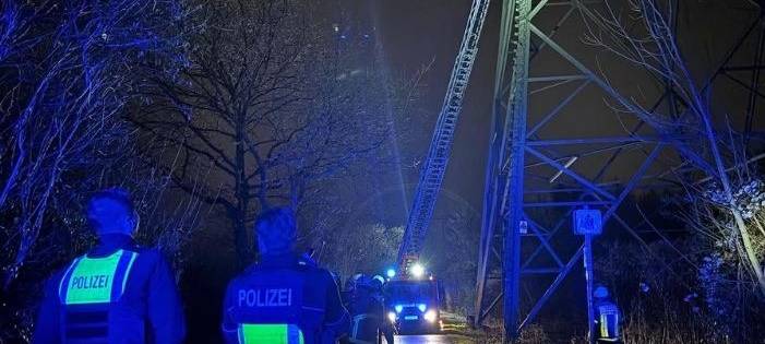 Essen: Jugendlicher per Drehleiter von Strommast gerettet