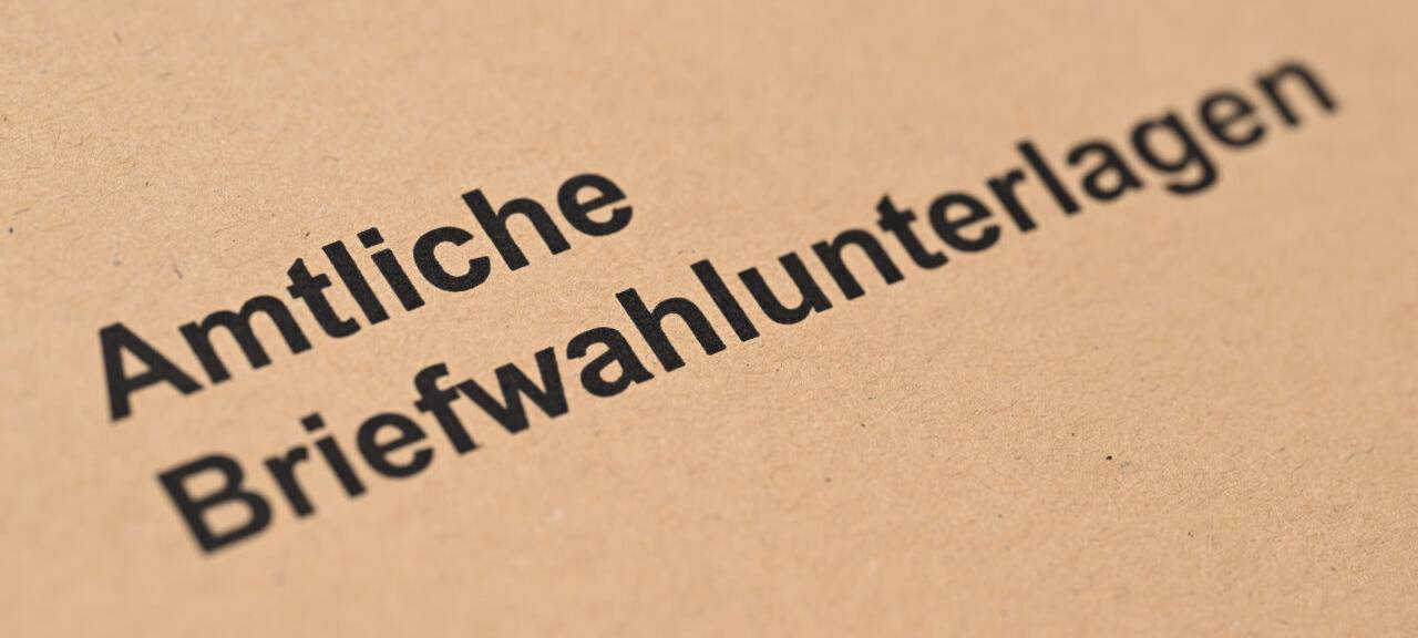Ein Umschlag mit der Aufschrift "Amtliche Briefwahlunterlagen" für die bevorstehenden Kommunal- und Europawahlen liegt auf einem Tisch
