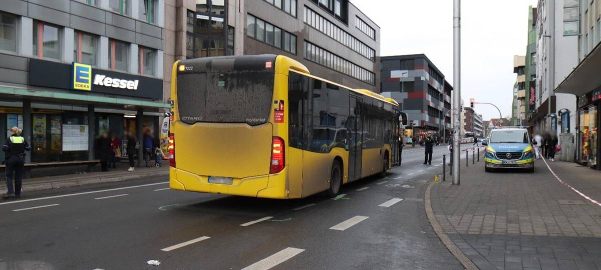 Fußgänger von Bus angefahren