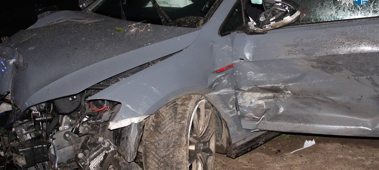 Unfall in der Nacht: Auto pflügt durch Vorgarten